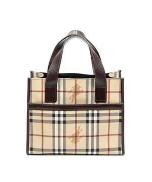 Burberry Bolsas Square Shopping Tote  Bolso en Beige/Marrón Oscuro Lona recubierta y Oro hardware. El producto está en en Excelentes Condiciones (A).
  Dimensiones: 26x21x12 cm 
  Accesorios incluidos: 
    
  BrandCo Paris encuentra artículos raros y en las mejores condiciones a precios increíbles. ¡Vale la pena tener paciencia! Compra con confianza: todos los artículos de BrandCo Paris son seleccionados y autenticados cuidadosamente por nuestro equipo de expertos.
  Todos los artículos vienen con un certificado de autenticidad y un embalaje entregado por BrandCo Paris.
  Tabla de clasificación de la condición del artículo
  N (como nuevo)
  AA (perfecto estado)
  A (excelente estado)
  AB (muy buen estado)
  B (bueno/regular)