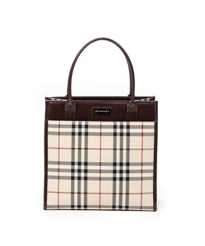 Burberry Bolsas Square Open Tote  Bolso en Beige/Marrón Oscuro Lienzo y Plata hardware. El producto está en en Excelentes Condiciones (A).
  Dimensiones: 22.5x22x11 cm 
  Accesorios incluidos: 
    Condición Notes: light scratches on corners leather lining
  BrandCo Paris encuentra artículos raros y en las mejores condiciones a precios increíbles. ¡Vale la pena tener paciencia! Compra con confianza: todos los artículos de BrandCo Paris son seleccionados y autenticados cuidadosamente por nuestro equipo de expertos.
  Todos los artículos vienen con un certificado de autenticidad y un embalaje entregado por BrandCo Paris.
  Tabla de clasificación de la condición del artículo
  N (como nuevo)
  AA (perfecto estado)
  A (excelente estado)
  AB (muy buen estado)
  B (bueno/regular)