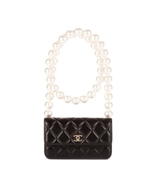 Chanel Tassen Maxi Pearls WOC Mini Handtas in de Zwart Kalfsleer in de Champagne Goud  hardware. Het product is in In Uitstekende Staat (A).
  Afmetingen: 15x9.5x2.5 cm 
  Inclusief accessoires: Sticker, Card, Box
      
  BrandCo Paris vindt zeldzame artikelen in de beste staat voor ongelooflijke prijzen. Het is de moeite waard om geduldig te zijn! Koop met vertrouwen: alle artikelen van BrandCo Paris worden zorgvuldig geselecteerd en geverifieerd door ons team van experts.

  Alle artikelen worden geleverd met een certificaat van echtheid en verpakt door BrandCo Paris.

  Classificatietabel voor de conditie van het artikel:

  N (als nieuw)
  AA (perfecte staat)
  A (uitstekende staat)
  AB (zeer goede staat)
  B (goede/redelijke staat)
