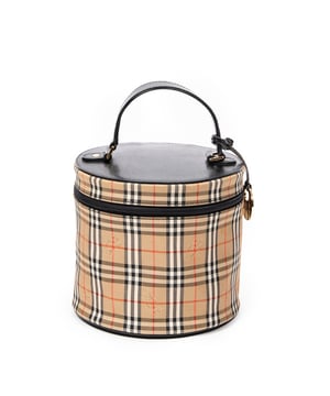 Burberry Bolsas Vintage Round Vanity Case  Bolso en Beige/Negro Lienzo y Oro hardware. El producto está en en Excelentes Condiciones (A).
  Dimensiones: 20x18x20 cm 
  Accesorios incluidos: Charm
    
  BrandCo Paris encuentra artículos raros y en las mejores condiciones a precios increíbles. ¡Vale la pena tener paciencia! Compra con confianza: todos los artículos de BrandCo Paris son seleccionados y autenticados cuidadosamente por nuestro equipo de expertos.
  Todos los artículos vienen con un certificado de autenticidad y un embalaje entregado por BrandCo Paris.
  Tabla de clasificación de la condición del artículo
  N (como nuevo)
  AA (perfecto estado)
  A (excelente estado)
  AB (muy buen estado)
  B (bueno/regular)