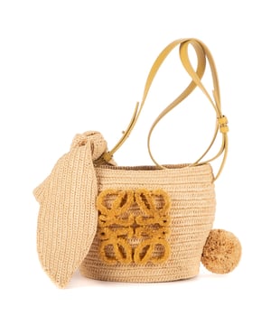 Loewe Bolsas Bunny Bucket Bag  Bolso bandolera en Beige Lienzo y Oro hardware. El producto está en en Perfectas Condiciones (AA).
  Dimensiones: 17x15x12 cm 
  Accesorios incluidos: NONE
    
  BrandCo Paris encuentra artículos raros y en las mejores condiciones a precios increíbles. ¡Vale la pena tener paciencia! Compra con confianza: todos los artículos de BrandCo Paris son seleccionados y autenticados cuidadosamente por nuestro equipo de expertos.
  Todos los artículos vienen con un certificado de autenticidad y un embalaje entregado por BrandCo Paris.
  Tabla de clasificación de la condición del artículo
  N (como nuevo)
  AA (perfecto estado)
  A (excelente estado)
  AB (muy buen estado)
  B (bueno/regular)