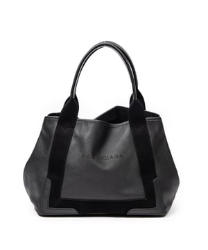 Balenciaga Bolsas Small Navy Cabas Tote  Bolso bandolera en Negro Piel de becerro y Plata hardware. El producto está en en Excelentes Condiciones (A).
  Dimensiones: 29x23x17 cm 
  Accesorios incluidos: pouch
    
  BrandCo Paris encuentra artículos raros y en las mejores condiciones a precios increíbles. ¡Vale la pena tener paciencia! Compra con confianza: todos los artículos de BrandCo Paris son seleccionados y autenticados cuidadosamente por nuestro equipo de expertos.
  Todos los artículos vienen con un certificado de autenticidad y un embalaje entregado por BrandCo Paris.
  Tabla de clasificación de la condición del artículo
  N (como nuevo)
  AA (perfecto estado)
  A (excelente estado)
  AB (muy buen estado)
  B (bueno/regular)