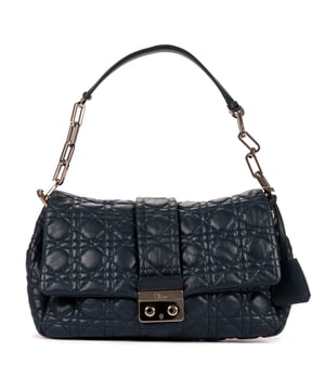 Dior Bolsas New Look  Bolso bandolera en Azul marino Piel de becerro y Plata hardware. El producto está en en Excelentes Condiciones (A).
  Dimensiones: 30x16x7 cm 
  Accesorios incluidos: "Card, Key in Clochette, Spare Key, Dustbag"
    
  BrandCo Paris encuentra artículos raros y en las mejores condiciones a precios increíbles. ¡Vale la pena tener paciencia! Compra con confianza: todos los artículos de BrandCo Paris son seleccionados y autenticados cuidadosamente por nuestro equipo de expertos.
  Todos los artículos vienen con un certificado de autenticidad y un embalaje entregado por BrandCo Paris.
  Tabla de clasificación de la condición del artículo
  N (como nuevo)
  AA (perfecto estado)
  A (excelente estado)
  AB (muy buen estado)
  B (bueno/regular)