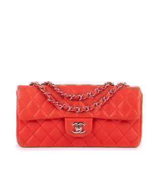 Chanel Bolsas East West Perforated Flap  Bolso bandolera en Guayaba Piel de becerro y Plata hardware. El producto está en en Perfectas Condiciones (AA).
  Dimensiones: 25x13x4.5 cm 
  Accesorios incluidos: Sticker
    
  BrandCo Paris encuentra artículos raros y en las mejores condiciones a precios increíbles. ¡Vale la pena tener paciencia! Compra con confianza: todos los artículos de BrandCo Paris son seleccionados y autenticados cuidadosamente por nuestro equipo de expertos.
  Todos los artículos vienen con un certificado de autenticidad y un embalaje entregado por BrandCo Paris.
  Tabla de clasificación de la condición del artículo
  N (como nuevo)
  AA (perfecto estado)
  A (excelente estado)
  AB (muy buen estado)
  B (bueno/regular)