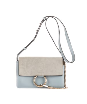 Chloe Bolsas Faye Crossbody  Bolso bandolera en Azul Piel de becerro y Oro hardware. El producto está en en Excelentes Condiciones (A).
  Dimensiones: 23x15x5 cm 
  Accesorios incluidos: Card
    
  BrandCo Paris encuentra artículos raros y en las mejores condiciones a precios increíbles. ¡Vale la pena tener paciencia! Compra con confianza: todos los artículos de BrandCo Paris son seleccionados y autenticados cuidadosamente por nuestro equipo de expertos.
  Todos los artículos vienen con un certificado de autenticidad y un embalaje entregado por BrandCo Paris.
  Tabla de clasificación de la condición del artículo
  N (como nuevo)
  AA (perfecto estado)
  A (excelente estado)
  AB (muy buen estado)
  B (bueno/regular)