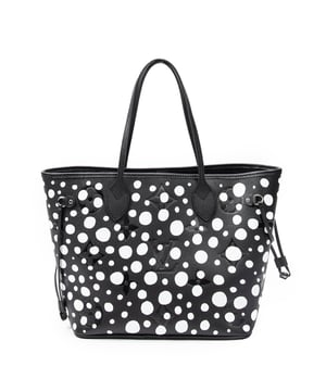 Louis Vuitton Taschen Ltd. Ed. Yayoi Kusama Infinity Dots Neverfull MM Umhängetasche und Schwarz/ Weiß Kalbsleder und Goldenes Messing hardware. Das Produkt ist auf In Perfecte Staat (AA).
  Abmessungen: 32x29x17 cm 
  Zubehör inklusive: Charm, Dustbag
  
  BrandCo Paris hat seltene Artikel und die besten Konditionen zu unglaublichen Preisen vorgestellt. ¡Vale la pena tener paciencia! Kaufen Sie mit Vertrauen: Alle Artikel von BrandCo Paris sind von unserem Expertenteam ausgewählt und authentisch.
  Alle Artikel enthalten ein Echtheitszertifikat und wurden von BrandCo Paris übernommen.
  Tabelle zur Klassifizierung des Artikelzustands
  N (wie neu)
  AA (perfekter Zustand)
  A (ausgezeichneter Zustand)
  AB (sehr guter Zustand)
  B (gut/mittelmäßig)