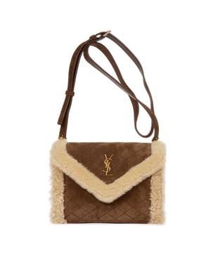 Yves Saint Laurent Bolsas Shearling  Flap Pochette  Bolso bandolera en Beige/Marrón Piel de becerro y Oro hardware. El producto está en en Excelentes Condiciones (A).
  Dimensiones: 20x15x4 cm 
  Accesorios incluidos: "Strap, Booklet"
    
  BrandCo Paris encuentra artículos raros y en las mejores condiciones a precios increíbles. ¡Vale la pena tener paciencia! Compra con confianza: todos los artículos de BrandCo Paris son seleccionados y autenticados cuidadosamente por nuestro equipo de expertos.
  Todos los artículos vienen con un certificado de autenticidad y un embalaje entregado por BrandCo Paris.
  Tabla de clasificación de la condición del artículo
  N (como nuevo)
  AA (perfecto estado)
  A (excelente estado)
  AB (muy buen estado)
  B (bueno/regular)