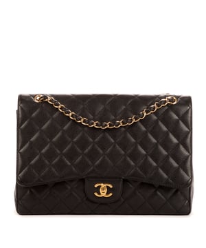Chanel Tassen Classic Flap Jumbo Schoudertas in de Zwart Kalfsleer in de Goud  hardware. Het product is in In Uitstekende Staat (A).
  Afmetingen: 34x24x10 cm 
  Inclusief accessoires: Sticker
      
  BrandCo Paris vindt zeldzame artikelen in de beste staat voor ongelooflijke prijzen. Het is de moeite waard om geduldig te zijn! Koop met vertrouwen: alle artikelen van BrandCo Paris worden zorgvuldig geselecteerd en geverifieerd door ons team van experts.

  Alle artikelen worden geleverd met een certificaat van echtheid en verpakt door BrandCo Paris.

  Classificatietabel voor de conditie van het artikel:

  N (als nieuw)
  AA (perfecte staat)
  A (uitstekende staat)
  AB (zeer goede staat)
  B (goede/redelijke staat)