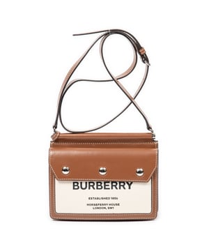 Burberry Bolsas Mini Horseferry Bag  Bolso bandolera en Beige/Marrón Lienzo y Plata hardware. El producto está en en Excelentes Condiciones (A).
  Dimensiones: 19x12x6 cm 
  Accesorios incluidos: 
    
  BrandCo Paris encuentra artículos raros y en las mejores condiciones a precios increíbles. ¡Vale la pena tener paciencia! Compra con confianza: todos los artículos de BrandCo Paris son seleccionados y autenticados cuidadosamente por nuestro equipo de expertos.
  Todos los artículos vienen con un certificado de autenticidad y un embalaje entregado por BrandCo Paris.
  Tabla de clasificación de la condición del artículo
  N (como nuevo)
  AA (perfecto estado)
  A (excelente estado)
  AB (muy buen estado)
  B (bueno/regular)