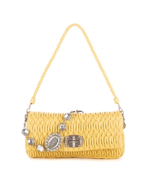 Miu Miu Bolsas Iconic Crystal Cloqué Bag Medium Bolso bandolera en Amarillo Piel de becerro y Plata/Diamantes de imitación hardware. El producto está en en Perfectas Condiciones (AA).
  Dimensiones: 28x15x3 cm 
  Accesorios incluidos: Rhinestones Chain Strap, Dustbag
    Condición Notes: Make up stain in rhinestone chain
  BrandCo Paris encuentra artículos raros y en las mejores condiciones a precios increíbles. ¡Vale la pena tener paciencia! Compra con confianza: todos los artículos de BrandCo Paris son seleccionados y autenticados cuidadosamente por nuestro equipo de expertos.
  Todos los artículos vienen con un certificado de autenticidad y un embalaje entregado por BrandCo Paris.
  Tabla de clasificación de la condición del artículo
  N (como nuevo)
  AA (perfecto estado)
  A (excelente estado)
  AB (muy buen estado)
  B (bueno/regular)