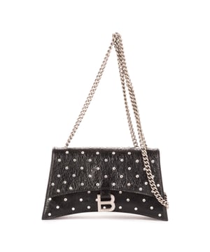 Balenciaga Bolsas Crush XS  Bolso bandolera en Negro Piel de becerro y Plata hardware. El producto está en Como Nuevo (N).
  Dimensiones: 22x13x5 cm 
  Accesorios incluidos: Dustbag
    
  BrandCo Paris encuentra artículos raros y en las mejores condiciones a precios increíbles. ¡Vale la pena tener paciencia! Compra con confianza: todos los artículos de BrandCo Paris son seleccionados y autenticados cuidadosamente por nuestro equipo de expertos.
  Todos los artículos vienen con un certificado de autenticidad y un embalaje entregado por BrandCo Paris.
  Tabla de clasificación de la condición del artículo
  N (como nuevo)
  AA (perfecto estado)
  A (excelente estado)
  AB (muy buen estado)
  B (bueno/regular)