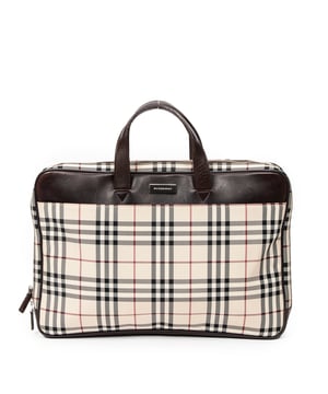 Burberry Bolsas Business Bag  Bolso bandolera en Beige/Marrón Oscuro Lienzo y Plata hardware. El producto está en en Excelentes Condiciones (A).
  Dimensiones: 38x26x4 cm 
  Accesorios incluidos: Strap
    
  BrandCo Paris encuentra artículos raros y en las mejores condiciones a precios increíbles. ¡Vale la pena tener paciencia! Compra con confianza: todos los artículos de BrandCo Paris son seleccionados y autenticados cuidadosamente por nuestro equipo de expertos.
  Todos los artículos vienen con un certificado de autenticidad y un embalaje entregado por BrandCo Paris.
  Tabla de clasificación de la condición del artículo
  N (como nuevo)
  AA (perfecto estado)
  A (excelente estado)
  AB (muy buen estado)
  B (bueno/regular)