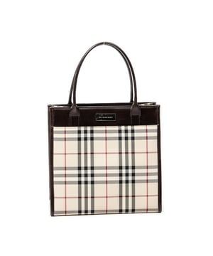 Burberry Bolsas Small Square Tote  Bolso bandolera en Beige/Marrón Oscuro Lienzo y Plata hardware. El producto está en en Excelentes Condiciones (A).
  Dimensiones: 22x21.5x10.5 cm 
  Accesorios incluidos: 
    
  BrandCo Paris encuentra artículos raros y en las mejores condiciones a precios increíbles. ¡Vale la pena tener paciencia! Compra con confianza: todos los artículos de BrandCo Paris son seleccionados y autenticados cuidadosamente por nuestro equipo de expertos.
  Todos los artículos vienen con un certificado de autenticidad y un embalaje entregado por BrandCo Paris.
  Tabla de clasificación de la condición del artículo
  N (como nuevo)
  AA (perfecto estado)
  A (excelente estado)
  AB (muy buen estado)
  B (bueno/regular)