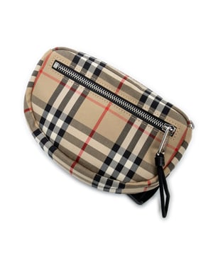 Burberry Tassen Waist Bag  Schoudertas in de Beige/Zwart Doek in de Zilver  hardware. Het product is in In Uitstekende Staat (A).
  Afmetingen: 16x13.5x4.5 cm 
  Inclusief accessoires: 
      
  BrandCo Paris vindt zeldzame artikelen in de beste staat voor ongelooflijke prijzen. Het is de moeite waard om geduldig te zijn! Koop met vertrouwen: alle artikelen van BrandCo Paris worden zorgvuldig geselecteerd en geverifieerd door ons team van experts.

  Alle artikelen worden geleverd met een certificaat van echtheid en verpakt door BrandCo Paris.

  Classificatietabel voor de conditie van het artikel:

  N (als nieuw)
  AA (perfecte staat)
  A (uitstekende staat)
  AB (zeer goede staat)
  B (goede/redelijke staat)