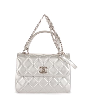 Chanel Bolsas Trendy Top Handle Small Bolso bandolera en Plata metalizada Piel de becerro y Plata hardware. El producto está en en Perfectas Condiciones (AA).
  Dimensiones: 25x17x8 cm 
  Accesorios incluidos: Sticker, Card, Dustbag
    
  BrandCo Paris encuentra artículos raros y en las mejores condiciones a precios increíbles. ¡Vale la pena tener paciencia! Compra con confianza: todos los artículos de BrandCo Paris son seleccionados y autenticados cuidadosamente por nuestro equipo de expertos.
  Todos los artículos vienen con un certificado de autenticidad y un embalaje entregado por BrandCo Paris.
  Tabla de clasificación de la condición del artículo
  N (como nuevo)
  AA (perfecto estado)
  A (excelente estado)
  AB (muy buen estado)
  B (bueno/regular)