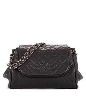 Chanel Bolsas Vintage Timeless Accordion Flap  Bolso bandolera en Negro Piel de becerro y Plata hardware. El producto está en en Excelentes Condiciones (A).
  Dimensiones: 32x22x15 cm 
  Accesorios incluidos: Sticker, Card
    
  BrandCo Paris encuentra artículos raros y en las mejores condiciones a precios increíbles. ¡Vale la pena tener paciencia! Compra con confianza: todos los artículos de BrandCo Paris son seleccionados y autenticados cuidadosamente por nuestro equipo de expertos.
  Todos los artículos vienen con un certificado de autenticidad y un embalaje entregado por BrandCo Paris.
  Tabla de clasificación de la condición del artículo
  N (como nuevo)
  AA (perfecto estado)
  A (excelente estado)
  AB (muy buen estado)
  B (bueno/regular)