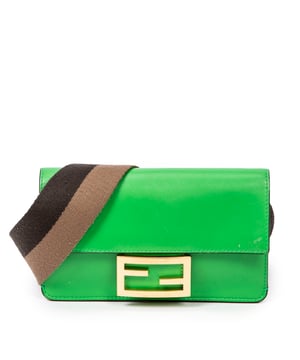 Fendi Bolsas Mini Flat Baguette  Bolso bandolera en Verde Piel de becerro y Oro hardware. El producto está en en Excelentes Condiciones (A).
  Dimensiones: 18x10x0 cm 
  Accesorios incluidos: None
    
  BrandCo Paris encuentra artículos raros y en las mejores condiciones a precios increíbles. ¡Vale la pena tener paciencia! Compra con confianza: todos los artículos de BrandCo Paris son seleccionados y autenticados cuidadosamente por nuestro equipo de expertos.
  Todos los artículos vienen con un certificado de autenticidad y un embalaje entregado por BrandCo Paris.
  Tabla de clasificación de la condición del artículo
  N (como nuevo)
  AA (perfecto estado)
  A (excelente estado)
  AB (muy buen estado)
  B (bueno/regular)