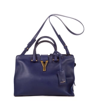 Yves Saint Laurent Bolsas Chyc  Bolso en Azul Piel de becerro y Oro hardware. El producto está en en Excelentes Condiciones (A).
  Dimensiones: 30x21x14 cm 
  Accesorios incluidos: "Strap, Key holder, Dustbag"
    
  BrandCo Paris encuentra artículos raros y en las mejores condiciones a precios increíbles. ¡Vale la pena tener paciencia! Compra con confianza: todos los artículos de BrandCo Paris son seleccionados y autenticados cuidadosamente por nuestro equipo de expertos.
  Todos los artículos vienen con un certificado de autenticidad y un embalaje entregado por BrandCo Paris.
  Tabla de clasificación de la condición del artículo
  N (como nuevo)
  AA (perfecto estado)
  A (excelente estado)
  AB (muy buen estado)
  B (bueno/regular)