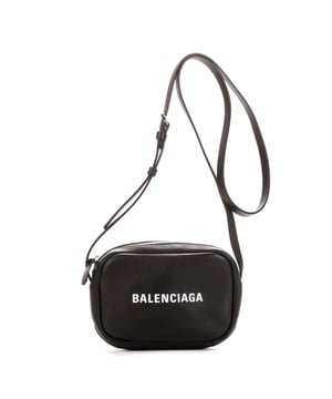 Balenciaga Bolsas Every Day Camera  Bolso bandolera en Negro Piel de becerro y Plata hardware. El producto está en en Excelentes Condiciones (A).
  Dimensiones: 17x11x4 cm 
  Accesorios incluidos: Dustbag
    
  BrandCo Paris encuentra artículos raros y en las mejores condiciones a precios increíbles. ¡Vale la pena tener paciencia! Compra con confianza: todos los artículos de BrandCo Paris son seleccionados y autenticados cuidadosamente por nuestro equipo de expertos.
  Todos los artículos vienen con un certificado de autenticidad y un embalaje entregado por BrandCo Paris.
  Tabla de clasificación de la condición del artículo
  N (como nuevo)
  AA (perfecto estado)
  A (excelente estado)
  AB (muy buen estado)
  B (bueno/regular)