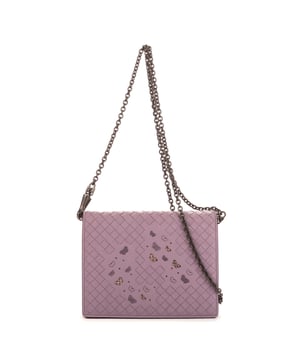Bottega Veneta Bolsas Ltd Ed. Ayers Butterfly WOC  Bolso bandolera en Lila Piel de becerro y Latón hardware. El producto está en en Excelentes Condiciones (A).
  Dimensiones: 18x13x0 cm 
  Accesorios incluidos: Dustbag
    
  BrandCo Paris encuentra artículos raros y en las mejores condiciones a precios increíbles. ¡Vale la pena tener paciencia! Compra con confianza: todos los artículos de BrandCo Paris son seleccionados y autenticados cuidadosamente por nuestro equipo de expertos.
  Todos los artículos vienen con un certificado de autenticidad y un embalaje entregado por BrandCo Paris.
  Tabla de clasificación de la condición del artículo
  N (como nuevo)
  AA (perfecto estado)
  A (excelente estado)
  AB (muy buen estado)
  B (bueno/regular)