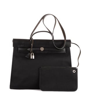Hermès Bolsas Herbag Zip 39 Bolso bandolera en Negro Lienzo y Plata hardware. El producto está en en Excelentes Condiciones (A).
  Dimensiones: 39x30x12 cm 
  Accesorios incluidos: "Stopper, Pouch, Cadenas, Keys in Clochette"
    
  BrandCo Paris encuentra artículos raros y en las mejores condiciones a precios increíbles. ¡Vale la pena tener paciencia! Compra con confianza: todos los artículos de BrandCo Paris son seleccionados y autenticados cuidadosamente por nuestro equipo de expertos.
  Todos los artículos vienen con un certificado de autenticidad y un embalaje entregado por BrandCo Paris.
  Tabla de clasificación de la condición del artículo
  N (como nuevo)
  AA (perfecto estado)
  A (excelente estado)
  AB (muy buen estado)
  B (bueno/regular)