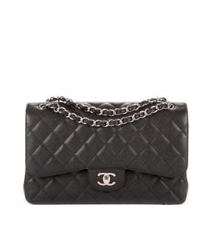 Chanel Bolsas Classic Jumbo Double Flap 30 Bolso bandolera en Negro Piel de becerro y Plata hardware. El producto está en en Perfectas Condiciones (AA).
  Dimensiones: 30x19.5x10 cm 
  Accesorios incluidos: Sticker, Card, Dustbag, Box
    
  BrandCo Paris encuentra artículos raros y en las mejores condiciones a precios increíbles. ¡Vale la pena tener paciencia! Compra con confianza: todos los artículos de BrandCo Paris son seleccionados y autenticados cuidadosamente por nuestro equipo de expertos.
  Todos los artículos vienen con un certificado de autenticidad y un embalaje entregado por BrandCo Paris.
  Tabla de clasificación de la condición del artículo
  N (como nuevo)
  AA (perfecto estado)
  A (excelente estado)
  AB (muy buen estado)
  B (bueno/regular)