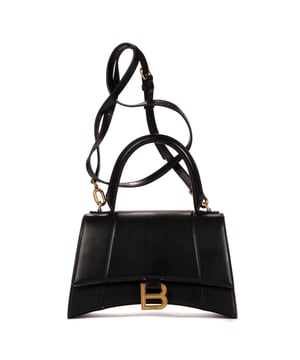 Balenciaga Bolsas Hourglass Tote  Bolso en Negro Piel de becerro y Oro hardware. El producto está en en Perfectas Condiciones (AA).
  Dimensiones: 22x13x9.5 cm 
  Accesorios incluidos: "Strap, Booklet, Dustbag"
    
  BrandCo Paris encuentra artículos raros y en las mejores condiciones a precios increíbles. ¡Vale la pena tener paciencia! Compra con confianza: todos los artículos de BrandCo Paris son seleccionados y autenticados cuidadosamente por nuestro equipo de expertos.
  Todos los artículos vienen con un certificado de autenticidad y un embalaje entregado por BrandCo Paris.
  Tabla de clasificación de la condición del artículo
  N (como nuevo)
  AA (perfecto estado)
  A (excelente estado)
  AB (muy buen estado)
  B (bueno/regular)