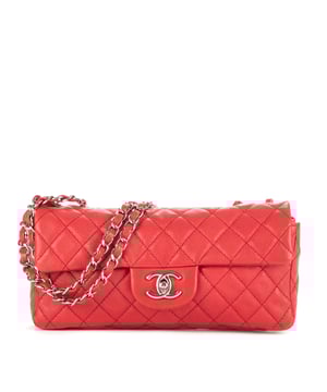 Chanel Tassen East-West Single Flap  Schoudertas in de Rood Kalfsleer in de Zilver  hardware. Het product is in In Perfecte Staat (AA).
  Afmetingen: 25x11x5 cm 
  Inclusief accessoires: Sticker
      
  BrandCo Paris vindt zeldzame artikelen in de beste staat voor ongelooflijke prijzen. Het is de moeite waard om geduldig te zijn! Koop met vertrouwen: alle artikelen van BrandCo Paris worden zorgvuldig geselecteerd en geverifieerd door ons team van experts.

  Alle artikelen worden geleverd met een certificaat van echtheid en verpakt door BrandCo Paris.

  Classificatietabel voor de conditie van het artikel:

  N (als nieuw)
  AA (perfecte staat)
  A (uitstekende staat)
  AB (zeer goede staat)
  B (goede/redelijke staat)