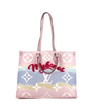 Louis Vuitton Tassen Ltd. Ed. Mykonos OnTheGo  Handtas in de Roze Ballerina Gecoat canvas in de Zilver  hardware. Het product is in In Perfecte Staat (AA).
  Afmetingen: 41x31x16 cm 
  Inclusief accessoires: NONE
      
  BrandCo Paris vindt zeldzame artikelen in de beste staat voor ongelooflijke prijzen. Het is de moeite waard om geduldig te zijn! Koop met vertrouwen: alle artikelen van BrandCo Paris worden zorgvuldig geselecteerd en geverifieerd door ons team van experts.

  Alle artikelen worden geleverd met een certificaat van echtheid en verpakt door BrandCo Paris.

  Classificatietabel voor de conditie van het artikel:

  N (als nieuw)
  AA (perfecte staat)
  A (uitstekende staat)
  AB (zeer goede staat)
  B (goede/redelijke staat)