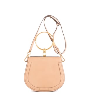 Chloe Bolsas Nile Top Handle  Bolso bandolera en Beige Piel de becerro y Oro hardware. El producto está en en Perfectas Condiciones (AA).
  Dimensiones: 23x20x9 cm 
  Accesorios incluidos: Strap
    
  BrandCo Paris encuentra artículos raros y en las mejores condiciones a precios increíbles. ¡Vale la pena tener paciencia! Compra con confianza: todos los artículos de BrandCo Paris son seleccionados y autenticados cuidadosamente por nuestro equipo de expertos.
  Todos los artículos vienen con un certificado de autenticidad y un embalaje entregado por BrandCo Paris.
  Tabla de clasificación de la condición del artículo
  N (como nuevo)
  AA (perfecto estado)
  A (excelente estado)
  AB (muy buen estado)
  B (bueno/regular)