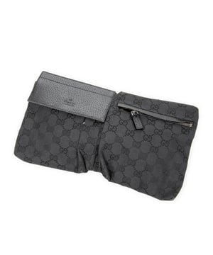 Gucci Tassen Waist Pouch  Schoudertas in de Zwart Doek in de Zilver  hardware. Het product is in In Perfecte Staat (AA).
  Afmetingen: 30x17x2 cm 
  Inclusief accessoires: None
      
  BrandCo Paris vindt zeldzame artikelen in de beste staat voor ongelooflijke prijzen. Het is de moeite waard om geduldig te zijn! Koop met vertrouwen: alle artikelen van BrandCo Paris worden zorgvuldig geselecteerd en geverifieerd door ons team van experts.

  Alle artikelen worden geleverd met een certificaat van echtheid en verpakt door BrandCo Paris.

  Classificatietabel voor de conditie van het artikel:

  N (als nieuw)
  AA (perfecte staat)
  A (uitstekende staat)
  AB (zeer goede staat)
  B (goede/redelijke staat)
