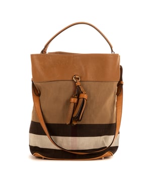 Burberry Bolsas Rucksack  Bolso bandolera en Marrón Lienzo y Oro hardware. El producto está en en Excelentes Condiciones (A).
  Dimensiones: 26x34x20 cm 
  Accesorios incluidos: Strap
    
  BrandCo Paris encuentra artículos raros y en las mejores condiciones a precios increíbles. ¡Vale la pena tener paciencia! Compra con confianza: todos los artículos de BrandCo Paris son seleccionados y autenticados cuidadosamente por nuestro equipo de expertos.
  Todos los artículos vienen con un certificado de autenticidad y un embalaje entregado por BrandCo Paris.
  Tabla de clasificación de la condición del artículo
  N (como nuevo)
  AA (perfecto estado)
  A (excelente estado)
  AB (muy buen estado)
  B (bueno/regular)