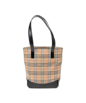 Burberry Bolsas Vertical Tote  Bolso bandolera en Beige/Negro Lienzo y Oro hardware. El producto está en en Excelentes Condiciones (A).
  Dimensiones: 23x28x10 cm 
  Accesorios incluidos: Charm
    
  BrandCo Paris encuentra artículos raros y en las mejores condiciones a precios increíbles. ¡Vale la pena tener paciencia! Compra con confianza: todos los artículos de BrandCo Paris son seleccionados y autenticados cuidadosamente por nuestro equipo de expertos.
  Todos los artículos vienen con un certificado de autenticidad y un embalaje entregado por BrandCo Paris.
  Tabla de clasificación de la condición del artículo
  N (como nuevo)
  AA (perfecto estado)
  A (excelente estado)
  AB (muy buen estado)
  B (bueno/regular)