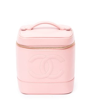 Chanel Bolsas CC Vanity Case  Bolso bandolera en Rosa Piel de becerro y Oro hardware. El producto está en en Excelentes Condiciones (A).
  Dimensiones: 17x15x12 cm 
  Accesorios incluidos: 
    Condición Notes: slight discoloration on interior
  BrandCo Paris encuentra artículos raros y en las mejores condiciones a precios increíbles. ¡Vale la pena tener paciencia! Compra con confianza: todos los artículos de BrandCo Paris son seleccionados y autenticados cuidadosamente por nuestro equipo de expertos.
  Todos los artículos vienen con un certificado de autenticidad y un embalaje entregado por BrandCo Paris.
  Tabla de clasificación de la condición del artículo
  N (como nuevo)
  AA (perfecto estado)
  A (excelente estado)
  AB (muy buen estado)
  B (bueno/regular)