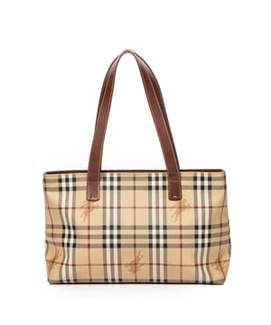 Burberry Bolsas Zip Shopping Tote  Bolso bandolera en Marrón Lona recubierta y Oro hardware. El producto está en en Excelentes Condiciones (A).
  Dimensiones: 34x22x13.5 cm 
  Accesorios incluidos: 
    
  BrandCo Paris encuentra artículos raros y en las mejores condiciones a precios increíbles. ¡Vale la pena tener paciencia! Compra con confianza: todos los artículos de BrandCo Paris son seleccionados y autenticados cuidadosamente por nuestro equipo de expertos.
  Todos los artículos vienen con un certificado de autenticidad y un embalaje entregado por BrandCo Paris.
  Tabla de clasificación de la condición del artículo
  N (como nuevo)
  AA (perfecto estado)
  A (excelente estado)
  AB (muy buen estado)
  B (bueno/regular)