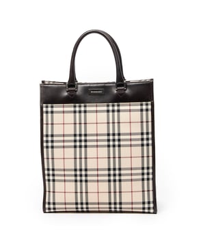Burberry Bolsas Vertical Tote  Bolso bandolera en Beige/Marrón/Rojo Lienzo y Plata hardware. El producto está en en Excelentes Condiciones (A).
  Dimensiones: 28x32x10 cm 
  Accesorios incluidos: 
    
  BrandCo Paris encuentra artículos raros y en las mejores condiciones a precios increíbles. ¡Vale la pena tener paciencia! Compra con confianza: todos los artículos de BrandCo Paris son seleccionados y autenticados cuidadosamente por nuestro equipo de expertos.
  Todos los artículos vienen con un certificado de autenticidad y un embalaje entregado por BrandCo Paris.
  Tabla de clasificación de la condición del artículo
  N (como nuevo)
  AA (perfecto estado)
  A (excelente estado)
  AB (muy buen estado)
  B (bueno/regular)