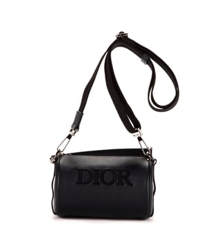 Dior Bolsas Dior Roller Mini Navy Cowhide leather Silver AA Mini Bolso bandolera en Armada Piel de becerro y Plata hardware. El producto está en en Perfectas Condiciones (AA).
  Dimensiones: 18x11x11 cm 
  Accesorios incluidos: "Strap, Dustbag"
    
  BrandCo Paris encuentra artículos raros y en las mejores condiciones a precios increíbles. ¡Vale la pena tener paciencia! Compra con confianza: todos los artículos de BrandCo Paris son seleccionados y autenticados cuidadosamente por nuestro equipo de expertos.
  Todos los artículos vienen con un certificado de autenticidad y un embalaje entregado por BrandCo Paris.
  Tabla de clasificación de la condición del artículo
  N (como nuevo)
  AA (perfecto estado)
  A (excelente estado)
  AB (muy buen estado)
  B (bueno/regular)