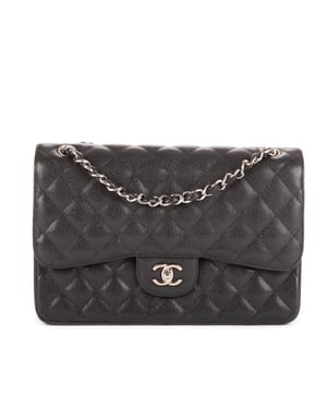 Chanel Bolsas Classic Double Flap Jumbo Bolso bandolera en Negro Piel de becerro y Plata hardware. El producto está en en Perfectas Condiciones (AA).
  Dimensiones: 30x19.5x10 cm 
  Accesorios incluidos: Sticker, Card, Dustbag, Box
    
  BrandCo Paris encuentra artículos raros y en las mejores condiciones a precios increíbles. ¡Vale la pena tener paciencia! Compra con confianza: todos los artículos de BrandCo Paris son seleccionados y autenticados cuidadosamente por nuestro equipo de expertos.
  Todos los artículos vienen con un certificado de autenticidad y un embalaje entregado por BrandCo Paris.
  Tabla de clasificación de la condición del artículo
  N (como nuevo)
  AA (perfecto estado)
  A (excelente estado)
  AB (muy buen estado)
  B (bueno/regular)