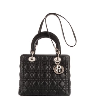 Dior Bolsas Medium Lady Dior Zip PM Bolso bandolera en Negro Piel de becerro y Plata hardware. El producto está en en Perfectas Condiciones (AA).
  Dimensiones: 24x21x10 cm 
  Accesorios incluidos: "Strap, Dior charm"
    
  BrandCo Paris encuentra artículos raros y en las mejores condiciones a precios increíbles. ¡Vale la pena tener paciencia! Compra con confianza: todos los artículos de BrandCo Paris son seleccionados y autenticados cuidadosamente por nuestro equipo de expertos.
  Todos los artículos vienen con un certificado de autenticidad y un embalaje entregado por BrandCo Paris.
  Tabla de clasificación de la condición del artículo
  N (como nuevo)
  AA (perfecto estado)
  A (excelente estado)
  AB (muy buen estado)
  B (bueno/regular)