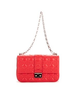 Dior Tassen Miss Dior  Schoudertas in de Roze Kalfsleer in de Zilver  hardware. Het product is in In Perfecte Staat (AA).
  Afmetingen: 26x17x7 cm 
  Inclusief accessoires: "Key in clochette, Dustbag, Box"
      
  BrandCo Paris vindt zeldzame artikelen in de beste staat voor ongelooflijke prijzen. Het is de moeite waard om geduldig te zijn! Koop met vertrouwen: alle artikelen van BrandCo Paris worden zorgvuldig geselecteerd en geverifieerd door ons team van experts.

  Alle artikelen worden geleverd met een certificaat van echtheid en verpakt door BrandCo Paris.

  Classificatietabel voor de conditie van het artikel:

  N (als nieuw)
  AA (perfecte staat)
  A (uitstekende staat)
  AB (zeer goede staat)
  B (goede/redelijke staat)