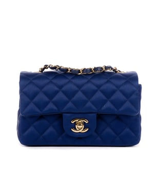 Chanel Tassen Classic Flap Satin  Schoudertas in de Blauw Kalfsleer in de Goud  hardware. Het product is in In Perfecte Staat (AA).
  Afmetingen: 20x12x6 cm 
  Inclusief accessoires: Dustbag, Box
      
  BrandCo Paris vindt zeldzame artikelen in de beste staat voor ongelooflijke prijzen. Het is de moeite waard om geduldig te zijn! Koop met vertrouwen: alle artikelen van BrandCo Paris worden zorgvuldig geselecteerd en geverifieerd door ons team van experts.

  Alle artikelen worden geleverd met een certificaat van echtheid en verpakt door BrandCo Paris.

  Classificatietabel voor de conditie van het artikel:

  N (als nieuw)
  AA (perfecte staat)
  A (uitstekende staat)
  AB (zeer goede staat)
  B (goede/redelijke staat)