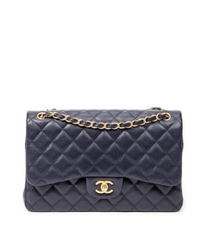 Chanel Bolsas Jumbo Classic Double Flap  Bolso bandolera en Armada Piel de becerro y Oro hardware. El producto está en en Perfectas Condiciones (AA).
  Dimensiones: 30x20x10 cm 
  Accesorios incluidos: Sticker, Card
    
  BrandCo Paris encuentra artículos raros y en las mejores condiciones a precios increíbles. ¡Vale la pena tener paciencia! Compra con confianza: todos los artículos de BrandCo Paris son seleccionados y autenticados cuidadosamente por nuestro equipo de expertos.
  Todos los artículos vienen con un certificado de autenticidad y un embalaje entregado por BrandCo Paris.
  Tabla de clasificación de la condición del artículo
  N (como nuevo)
  AA (perfecto estado)
  A (excelente estado)
  AB (muy buen estado)
  B (bueno/regular)