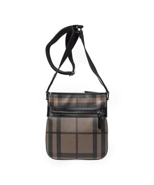 Burberry Bolsas Small Zip Messenger  Bolso bandolera en Gris/Negro Lona recubierta y Plata hardware. El producto está en en Excelentes Condiciones (A).
  Dimensiones: 23.5x25x2 cm 
  Accesorios incluidos: 
    
  BrandCo Paris encuentra artículos raros y en las mejores condiciones a precios increíbles. ¡Vale la pena tener paciencia! Compra con confianza: todos los artículos de BrandCo Paris son seleccionados y autenticados cuidadosamente por nuestro equipo de expertos.
  Todos los artículos vienen con un certificado de autenticidad y un embalaje entregado por BrandCo Paris.
  Tabla de clasificación de la condición del artículo
  N (como nuevo)
  AA (perfecto estado)
  A (excelente estado)
  AB (muy buen estado)
  B (bueno/regular)