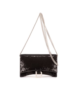 Balenciaga Bolsas Hourglass WOC  Bolso bandolera en Negro Lienzo y Plata hardware. El producto está en Como Nuevo (N).
  Dimensiones: 19x12x5 cm 
  Accesorios incluidos: Dustbag
    
  BrandCo Paris encuentra artículos raros y en las mejores condiciones a precios increíbles. ¡Vale la pena tener paciencia! Compra con confianza: todos los artículos de BrandCo Paris son seleccionados y autenticados cuidadosamente por nuestro equipo de expertos.
  Todos los artículos vienen con un certificado de autenticidad y un embalaje entregado por BrandCo Paris.
  Tabla de clasificación de la condición del artículo
  N (como nuevo)
  AA (perfecto estado)
  A (excelente estado)
  AB (muy buen estado)
  B (bueno/regular)