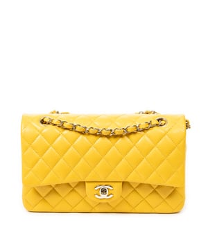 Chanel Bolsas Classic Double Flap 26 Bolso bandolera en Amarillo Piel de becerro y Oro hardware. El producto está en en Perfectas Condiciones (AA).
  Dimensiones: 25.5x16x7.5 cm 
  Accesorios incluidos: Sticker, Dustbag
    Condición Notes: tiny dirt marks on front buckle leather
  BrandCo Paris encuentra artículos raros y en las mejores condiciones a precios increíbles. ¡Vale la pena tener paciencia! Compra con confianza: todos los artículos de BrandCo Paris son seleccionados y autenticados cuidadosamente por nuestro equipo de expertos.
  Todos los artículos vienen con un certificado de autenticidad y un embalaje entregado por BrandCo Paris.
  Tabla de clasificación de la condición del artículo
  N (como nuevo)
  AA (perfecto estado)
  A (excelente estado)
  AB (muy buen estado)
  B (bueno/regular)