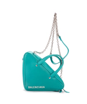 Balenciaga Accesorios Triangle  Bolso en Azul Piel de becerro y Plata hardware. El producto está en en Perfectas Condiciones (AA).
  Dimensiones: 28x16x6 cm 
  Accesorios incluidos: Dustbag
    
  BrandCo Paris encuentra artículos raros y en las mejores condiciones a precios increíbles. ¡Vale la pena tener paciencia! Compra con confianza: todos los artículos de BrandCo Paris son seleccionados y autenticados cuidadosamente por nuestro equipo de expertos.
  Todos los artículos vienen con un certificado de autenticidad y un embalaje entregado por BrandCo Paris.
  Tabla de clasificación de la condición del artículo
  N (como nuevo)
  AA (perfecto estado)
  A (excelente estado)
  AB (muy buen estado)
  B (bueno/regular)