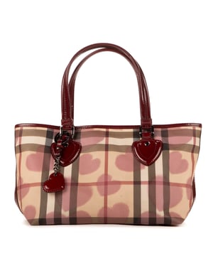 Burberry Bolsas Heart Nova Check  Bolso bandolera en Burdeos Lona recubierta y Plata hardware. El producto está en en Excelentes Condiciones (A).
  Dimensiones: 30x22x12 cm 
  Accesorios incluidos: Charm
    
  BrandCo Paris encuentra artículos raros y en las mejores condiciones a precios increíbles. ¡Vale la pena tener paciencia! Compra con confianza: todos los artículos de BrandCo Paris son seleccionados y autenticados cuidadosamente por nuestro equipo de expertos.
  Todos los artículos vienen con un certificado de autenticidad y un embalaje entregado por BrandCo Paris.
  Tabla de clasificación de la condición del artículo
  N (como nuevo)
  AA (perfecto estado)
  A (excelente estado)
  AB (muy buen estado)
  B (bueno/regular)