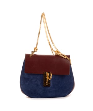 Chloe Bolsas Drew  Bolso bandolera en Azul Piel de becerro y Oro hardware. El producto está en en Perfectas Condiciones (AA).
  Dimensiones: 23x17x8 cm 
  Accesorios incluidos: Dustbag
    
  BrandCo Paris encuentra artículos raros y en las mejores condiciones a precios increíbles. ¡Vale la pena tener paciencia! Compra con confianza: todos los artículos de BrandCo Paris son seleccionados y autenticados cuidadosamente por nuestro equipo de expertos.
  Todos los artículos vienen con un certificado de autenticidad y un embalaje entregado por BrandCo Paris.
  Tabla de clasificación de la condición del artículo
  N (como nuevo)
  AA (perfecto estado)
  A (excelente estado)
  AB (muy buen estado)
  B (bueno/regular)