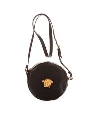 Versace Bolsas La Medusa Round  Bolso bandolera en Negro Piel de becerro y Oro hardware. El producto está en en Perfectas Condiciones (AA).
  Dimensiones: 17x17x5 cm 
  Accesorios incluidos: NONE
    
  BrandCo Paris encuentra artículos raros y en las mejores condiciones a precios increíbles. ¡Vale la pena tener paciencia! Compra con confianza: todos los artículos de BrandCo Paris son seleccionados y autenticados cuidadosamente por nuestro equipo de expertos.
  Todos los artículos vienen con un certificado de autenticidad y un embalaje entregado por BrandCo Paris.
  Tabla de clasificación de la condición del artículo
  N (como nuevo)
  AA (perfecto estado)
  A (excelente estado)
  AB (muy buen estado)
  B (bueno/regular)