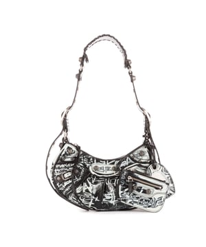 Balenciaga Bolsas Le Cagole Graffiti  Bolso bandolera en Negro Piel de becerro y Latón hardware. El producto está en Como Nuevo (N).
  Dimensiones: 25x13x6 cm 
  Accesorios incluidos: Dustbag, Mirror, Pouch
    
  BrandCo Paris encuentra artículos raros y en las mejores condiciones a precios increíbles. ¡Vale la pena tener paciencia! Compra con confianza: todos los artículos de BrandCo Paris son seleccionados y autenticados cuidadosamente por nuestro equipo de expertos.
  Todos los artículos vienen con un certificado de autenticidad y un embalaje entregado por BrandCo Paris.
  Tabla de clasificación de la condición del artículo
  N (como nuevo)
  AA (perfecto estado)
  A (excelente estado)
  AB (muy buen estado)
  B (bueno/regular)